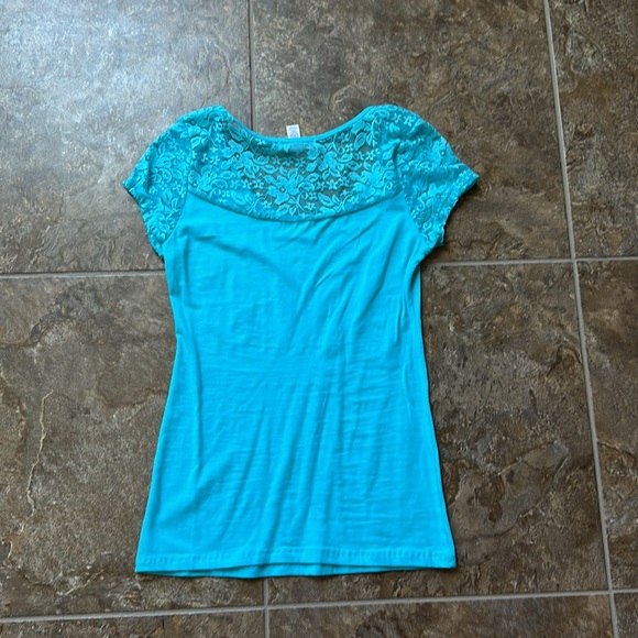 Ravish Sands Blue Sequin and Lace Back Tee - Picture 3 of 3